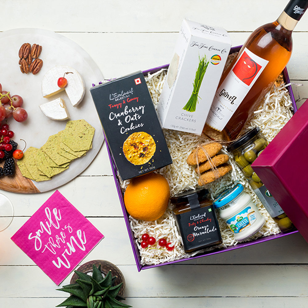 La Vie En Rose Gift Hamper naturesbasket.co.in