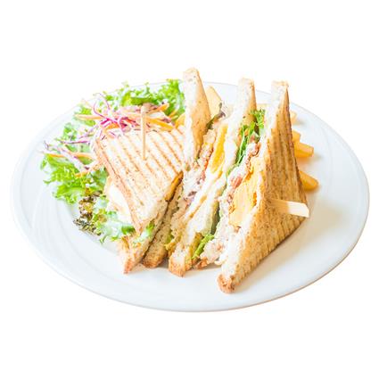 CHICKEN CLUB SANDWICH